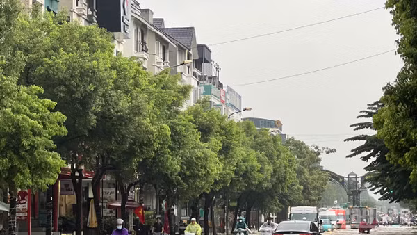 Khu vực An Khánh ngập sâu khiến nhiều phương tiện di chuyển khó khăn. Ảnh: THẾ ĐẠI