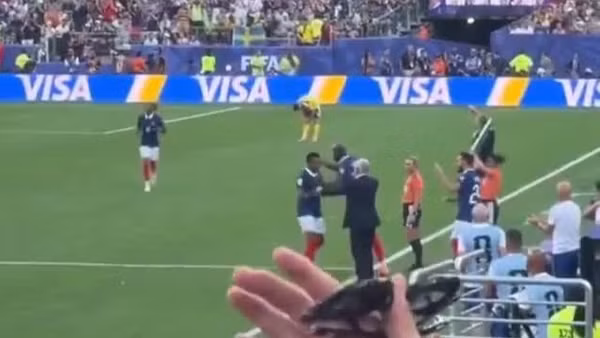 Fancam ghi cảnh huấn luyện viên Deschamps cúi chào khi Mbappe rời sân