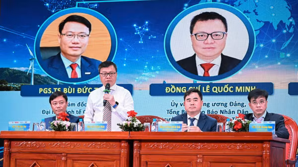 Đồng chí Lê Quốc Minh, Tổng Biên tập Báo Nhân Dân điều hành hội thảo.