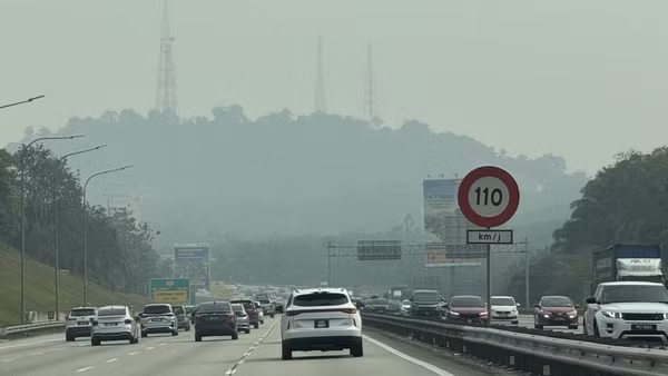 Khói mù bao phủ một khu vực bang Selangor. Ảnh: TTXVN 