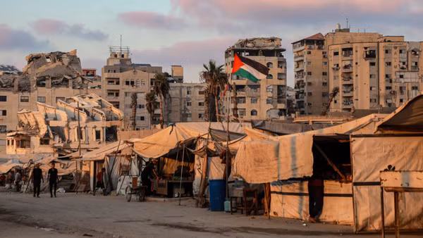 Lá cờ Palestine được cắm tại khu lều trại của người tị nạn Palestine tại thành phố Gaza. Ảnh: THX/TTXVN phát