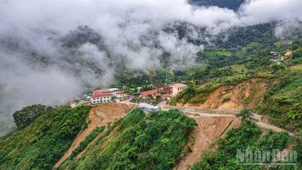 Điểm trường chính nằm ở trung tâm xã Trà Linh (thành phố Đà Nẵng) giữa biển mây chiều.