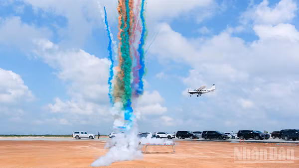 Máy bay Cessna 208 thực hiện chuyến bay kỹ thuật trên khu vực đường cất hạ cánh tại Cảng hàng không Quảng Trị. (Ảnh: Hiếu Minh)
