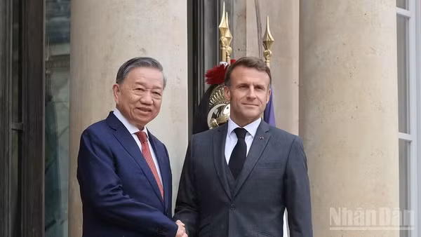Tổng Bí thư, Chủ tịch nước Tô Lâm và Tổng thống Pháp Emmanuel Macron gặp gỡ báo chí chung trước hội đàm tại Paris tháng 10/2024. Ảnh: TTXVN.