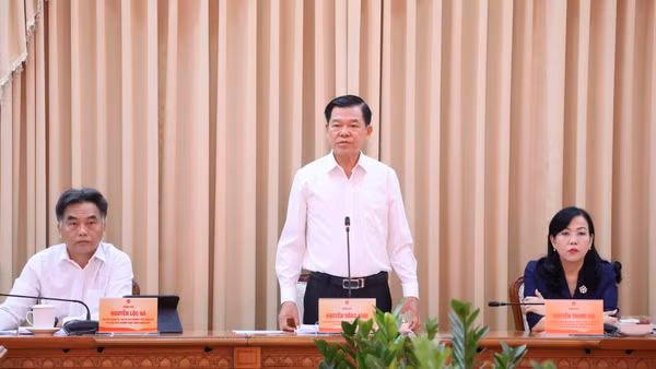 Đồng chí Nguyễn Hồng Lĩnh, Ủy viên Trung ương Đảng, Phó Chủ nhiệm Ủy ban Kiểm tra Trung ương, Phó Trưởng Đoàn Kiểm tra, giám sát phát biểu tại buổi làm việc. (Ảnh: VƯƠNG LÊ)