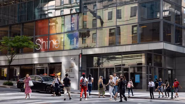 Người dân di chuyển trên đường phố tại New York, Mỹ. (Ảnh: TTXVN)
