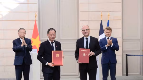GS.TS. Trần Hồng Thái, Chủ tịch Viện Hàn lâm Khoa học và Công nghệ Việt Nam trao Ý định thư hợp tác thúc đẩy Dự án VNREDSat-2 với Ông Sébastien Martin, Thứ trưởng Bộ Kinh tế, Tài chính và Chủ quyền Công nghiệp, Năng lượng và Kỹ thuật số Cộng hoà Pháp, dưới sự chứng kiến của Tổng Bí thư, Chủ tịch nước Tô Lâm và Tổng thống Cộng hòa Pháp Emmanuel Macron.