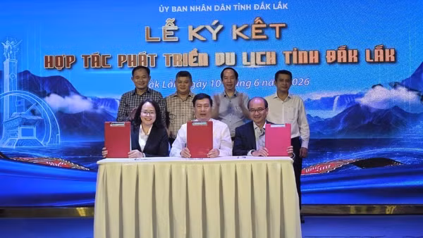 Lãnh đạo Sở Văn hóa, Thể thao và Du lịch tỉnh Đắk Lắk ký chương trình hợp tác với một số doanh nghiệp lữ hành.