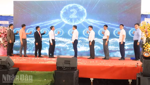 Các đồng chí lãnh đạo tỉnh Đắk Lắk và các đại biểu ấn nút khởi động dự án.