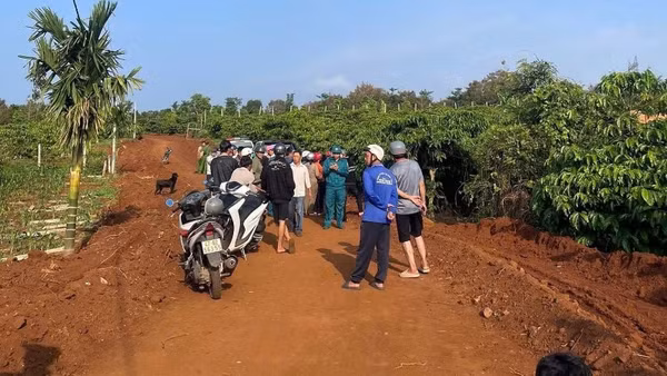 Lực lượng chức năng phát hiện thi thể cháu H. dưới một giếng nước nằm trong rẫy cà-phê trên địa bàn xã.