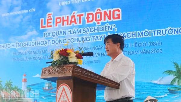 Phó Chủ tịch Ủy ban nhân dân tỉnh Đắk Lắk Nguyễn Thiên Văn phát biểu tại Lễ phát động “Chung tay làm sạch môi trường”.