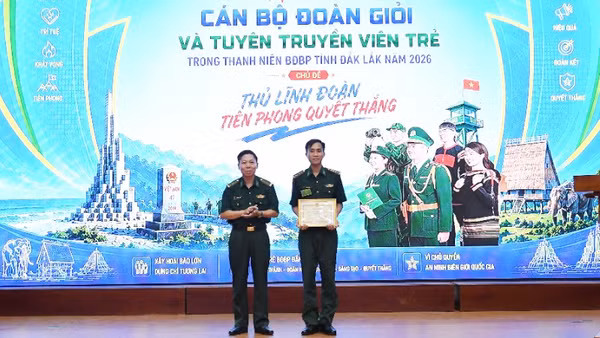 Ban tổ chức trao giải Nhất cho Chi đoàn cơ sở Đồn Biên phòng Cửa khẩu cảng Vũng Rô.