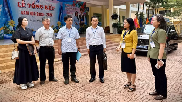 Đoàn công tác Ban Chỉ đạo thi tốt nghiệp trung học phổ thông 2026 tỉnh Đắk Lắk kiểm tra công tác chuẩn bị tổ chức kỳ thi tại điểm thi trung học phổ thông Buôn Ma Thuột. (Ảnh: Phan Khánh)