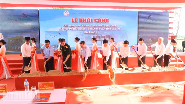 Đại tướng Phan Văn Giang và các đại biểu khởi công nhà sinh hoạt cộng đồng kết hợp phòng tránh lũ tại xã Hòa Thịnh. 