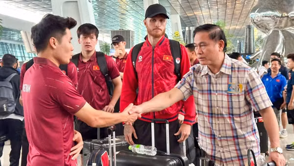 Phó Chủ tịch VFF Trần Anh Tú (bìa phải) chia tay các tuyển thủ sau ASEAN FIFA Cup 2026. (Ảnh: VFF)