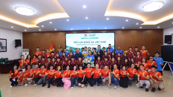 Đội tuyển bóng đá nữ quốc gia và đội tuyển U23 Việt Nam tại chương trình. (Ảnh: MINH GIANG)