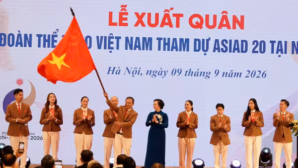 Phó Thủ tướng Phạm Thị Thanh Trà trao cờ cho Trưởng Đoàn Thể thao Việt Nam Nguyễn Hồng Minh. (Ảnh: MG)