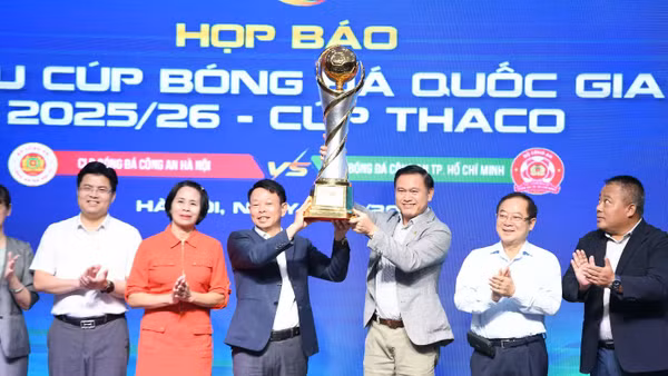 Các đại biểu tại họp báo trận Siêu Cúp mở đầu mùa bóng mới. (Ảnh: Minh Giang)