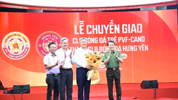 Bộ trưởng Công an Lương Tam Quang tặng hoa lãnh đạo đội Hưng Yên. (Ảnh: Minh Giang)