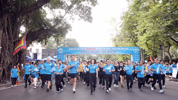 Đại diện lãnh đạo các cơ quan, thành phố và đại biểu khách mời tham gia chạy hướng ứng. (Ảnh: TM)