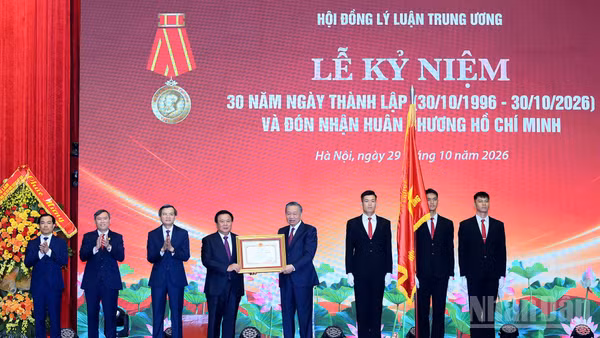 Tổng Bí thư, Chủ tịch nước Tô Lâm trao Huân chương Hồ Chí Minh tặng Hội đồng Lý luận Trung ương. (Ảnh: ĐĂNG KHOA)