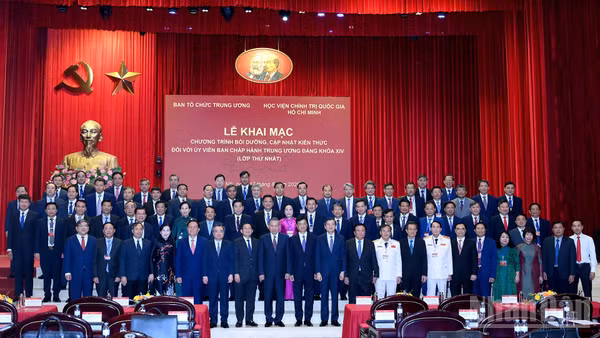 Tổng Bí thư, Chủ tịch nước Tô Lâm và các đồng chí lãnh đạo Đảng, Nhà nước với cán bộ, học viên Lớp thứ nhất. (Ảnh: ĐĂNG KHOA)