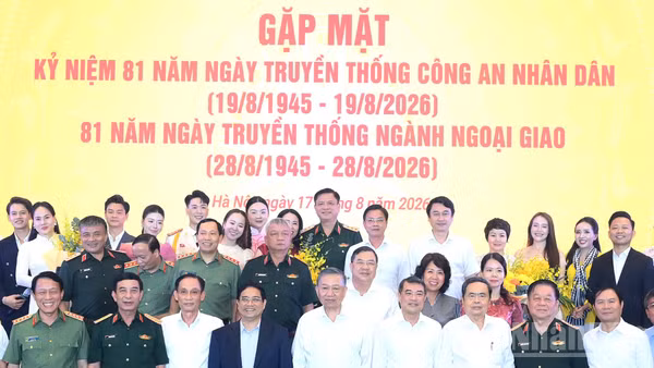 Tổng Bí thư, Chủ tịch nước Tô Lâm cùng các đồng chí lãnh đạo, nguyên lãnh đạo Đảng, Nhà nước và các đại biểu tham dự cuộc gặp mặt. (Ảnh: ĐĂNG KHOA)