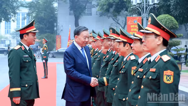 Tổng Bí thư, Chủ tịch nước Tô Lâm với các đồng chí lãnh đạo, chỉ huy Bộ Tư lệnh Thủ đô Hà Nội. (Ảnh: ĐĂNG KHOA)