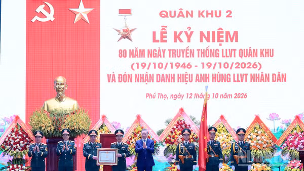 Tổng Bí thư, Chủ tịch nước Tô Lâm trao Danh hiệu Anh hùng Lực lượng vũ trang nhân dân tặng Bộ Tư lệnh Quân khu 2. (Ảnh: ĐĂNG KHOA)