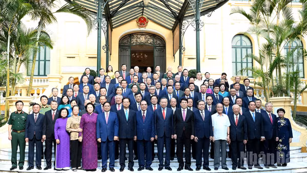 Tổng Bí thư, Chủ tịch nước Tô Lâm và các đồng chí lãnh đạo, nguyên lãnh đạo Đảng, Nhà nước và các đại biểu tham dự hội nghị. (Ảnh: ĐĂNG KHOA)