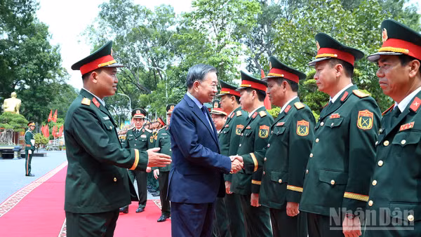 Tổng Bí thư, Chủ tịch nước Tô Lâm với cán bộ chỉ huy Sư đoàn 308, Quân đoàn 12, Bộ Quốc phòng. (Ảnh: ĐĂNG KHOA) 