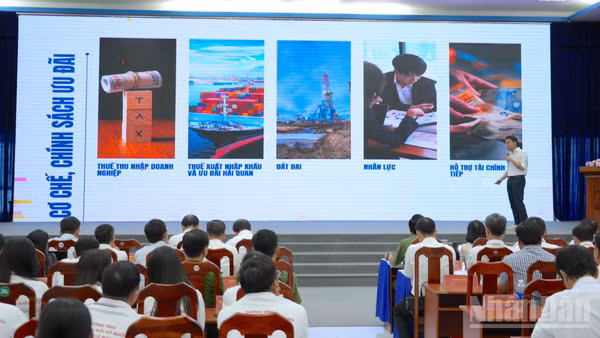 Chuyên gia tại hội thảo trao đổi về cơ chế, chính sách và cơ hội ứng dụng công nghệ số, AI trong quản lý, điều hành và sản xuất, kinh doanh. (Ảnh: HỮU TÙNG)