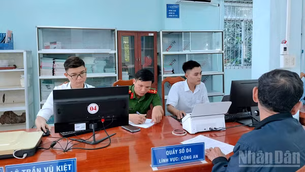Công chức tại Trung tâm hành chính công xã Đất Mũi (tỉnh Cà Mau) xử lý các hồ sơ thường ngày của người dân. (Ảnh: HỮU TÙNG)