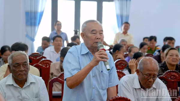 Cử tri xã Tân Lộc (tỉnh Cà Mau) trình bày kiến nghị liên quan vấn đề đất đai tại buổi tiếp xúc cử tri chiều 1/10. (Ảnh: HỮU TÙNG)