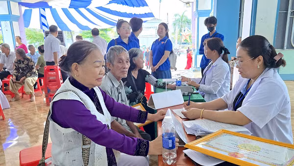 Hoạt động tư vấn sức khỏe, khám sàng lọc cho người cao tuổi sau lễ phát động tại Cà Mau. (ảnh HOÀN THÀNH)