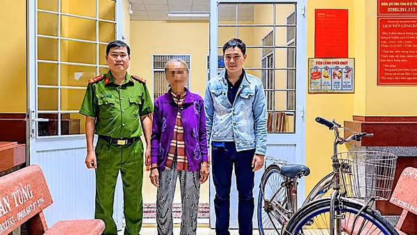 Đại diện Công an xã Vĩnh Mỹ (tỉnh Cà Mau) bàn giao bà H.T.T. cùng phương tiện cho người thân đưa về gia đình an toàn. (Ảnh do Công an xã Vĩnh Mỹ cung cấp)