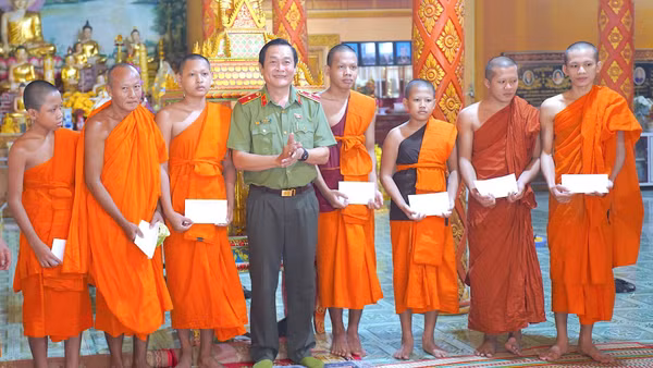Thiếu tướng Hồ Việt Triều (đứng giữa) thay mặt lãnh đạo tỉnh tặng quà mừng lễ Sene Dolta Ban Quản trị, chức sắc, chức việc Chùa Ngan Dừa, xã Hồng Dân, tỉnh Cà Mau. (Ảnh: HỮU ĐỆ)