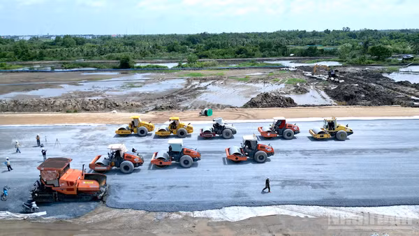 Láng nhựa mặt đường chuẩn bị hoàn thiện đường cất, hạ cánh sân bay Cà Mau. (Ảnh: HỮU TÙNG)