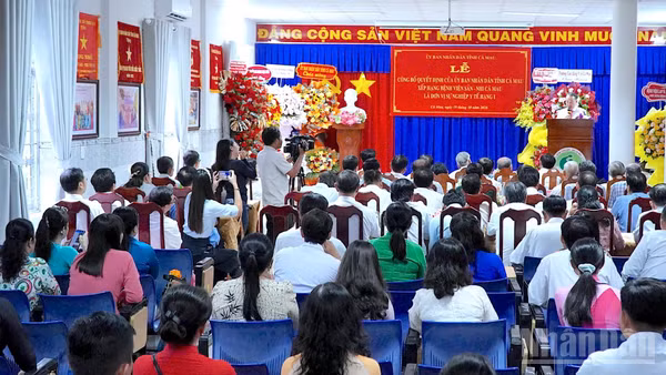 Quang cảnh lễ công bố quyết định của Ủy ban nhân dân tỉnh công nhận bệnh viện hạng I đối với Bệnh viện Sản-Nhi Cà Mau. (Ảnh: HỮU TÙNG)