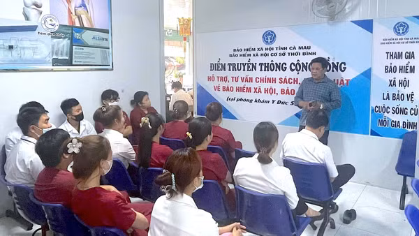 Tuyên truyền chính sách bảo hiểm xã hội tự nguyện trực tiếp đến người lao động tại cơ sở ở Cà Mau. (Ảnh: NGUYỄN ĐẠT)