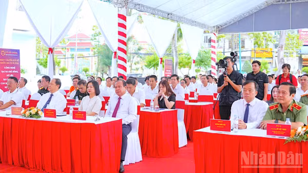 Các đại biểu lãnh đạo tỉnh Cà Mau và đông đảo tầng lớp nhân dân tham dự Lễ phát động "Ngày hội toàn dân học tập số". (Ảnh: HỮU TÙNG)