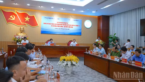 Quang cảnh buổi họp báo vào chiều 20/10 tại Cà Mau. (Ảnh: HỮU TÙNG)