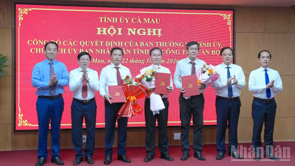 Các đồng chí Thường trực Tỉnh ủy Cà Mau tặng hoa chúc mừng các cán bộ chủ chốt là Ủy viên Ban chấp hành Đảng bộ tỉnh nhận nhiệm vụ mới. (Ảnh: HỮU TÙNG)