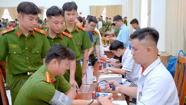 Tiếp nhận, sàng lọc và kiểm tra sức khỏe đối với lực lượng tham gia hiến máu tình nguyện vào sáng 16/10. (Ảnh: HỮU ĐỆ)