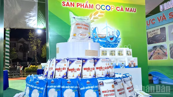 Các sản phẩm muối Cà Mau đạt chứng nhận OCOP và có chỉ dẫn địa lý được trưng bày, quảng bá rộng rãi tại các sự kiện xúc tiến thương mại. (ảnh HỮU TÙNG).