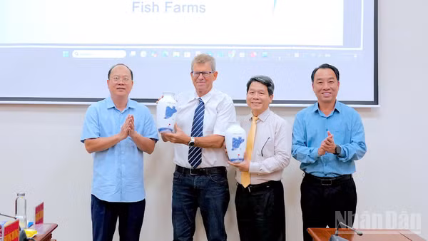 Bí thư Tỉnh ủy Nguyễn Hồ Hải (bìa trái) và Phó Bí thư Tỉnh ủy, Chủ tịch Ủy ban nhân dân tỉnh Cà Mau Lữ Quang Ngời (bìa phải) trao quà lưu niệm đến ông Ran DaGan, Chủ tịch Tập đoàn Dagan (Israel) và ông Hà Duy Bình, Chủ tịch Tập đoàn VsionGlobal. (Ảnh: HỮU TÙNG)