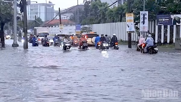 Nước ngập sâu tại khu vực ngã tư Trần Hưng Đạo-Phan Ngọc Hiển của tỉnh Cà Mau. (Ảnh: HỮU TÙNG)