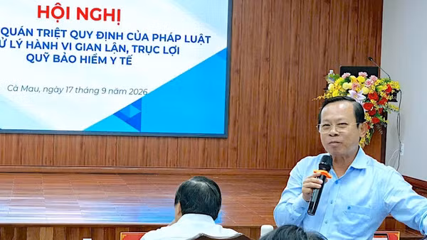 Phó Giám đốc Bảo hiểm xã hội Cà Mau Trịnh Trung Kiên phổ biến một số hoạt động liên quan cao điểm tuyên truyền xử lý hành vi gian lận, trục lợi quỹ bảo hiểm y tế. (Ảnh NGUYỄN ĐẠT)