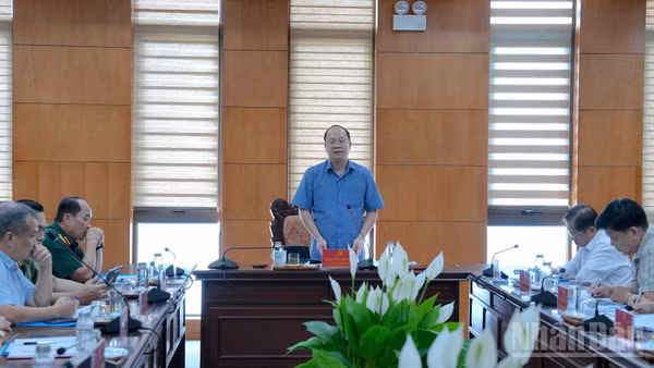 Đồng chí Nguyễn Hồ Hải, Ủy viên Trung ương Đảng, Bí thư Tỉnh ủy Cà Mau chủ trì cuộc họp Tổ giám sát số 1 vào chiều 15/10. (Ảnh: HỮU TÙNG)