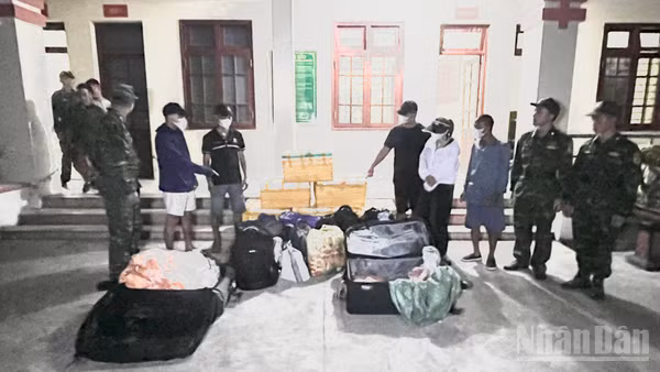 Các đối tượng vận chuyển thuê cùng tang vật bị bắt giữ. (Ảnh: THÀNH TÂM)